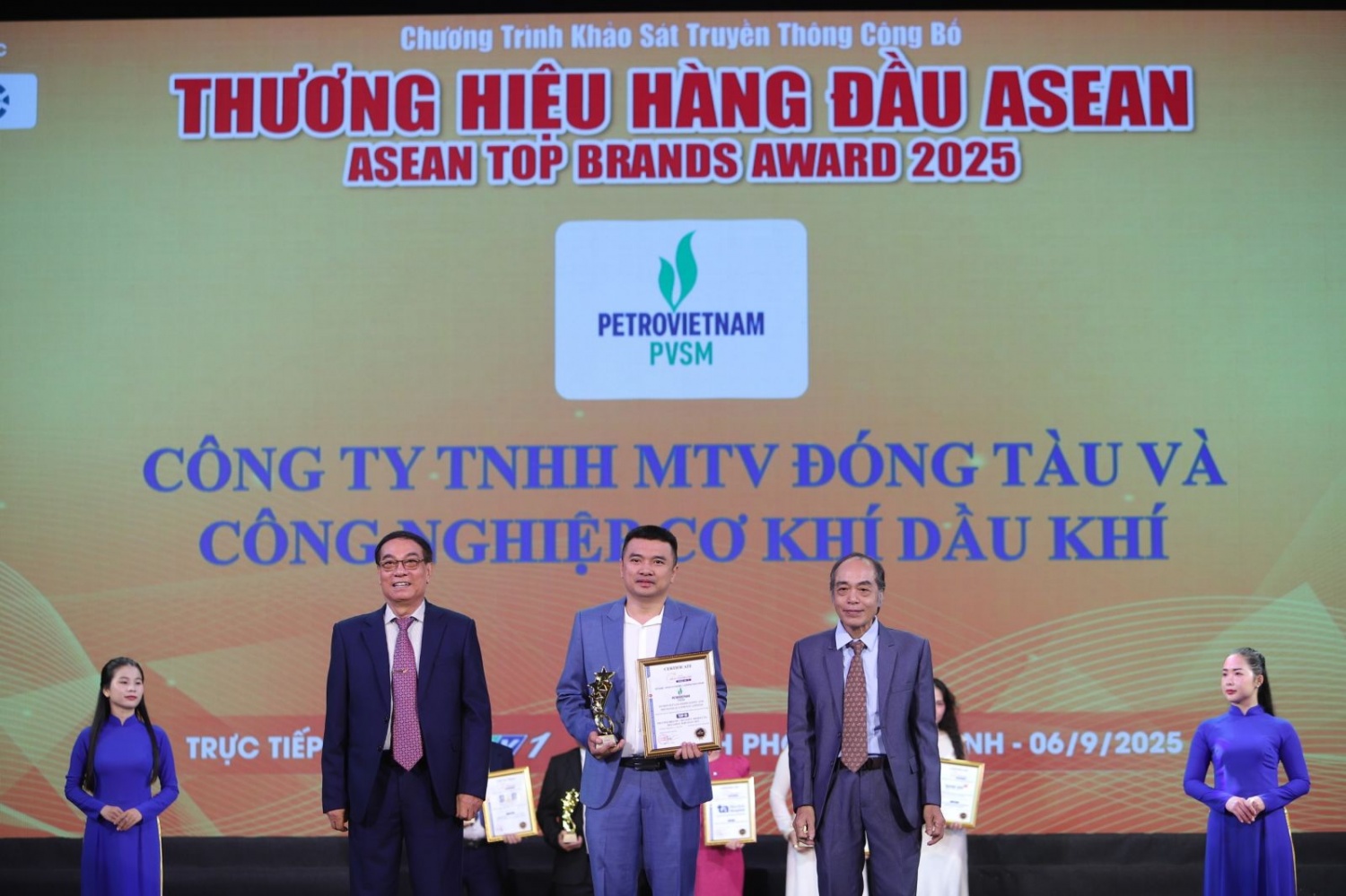 Đại diện PVSM nhận vinh danh Đại diện PVSM nhận vinh danh