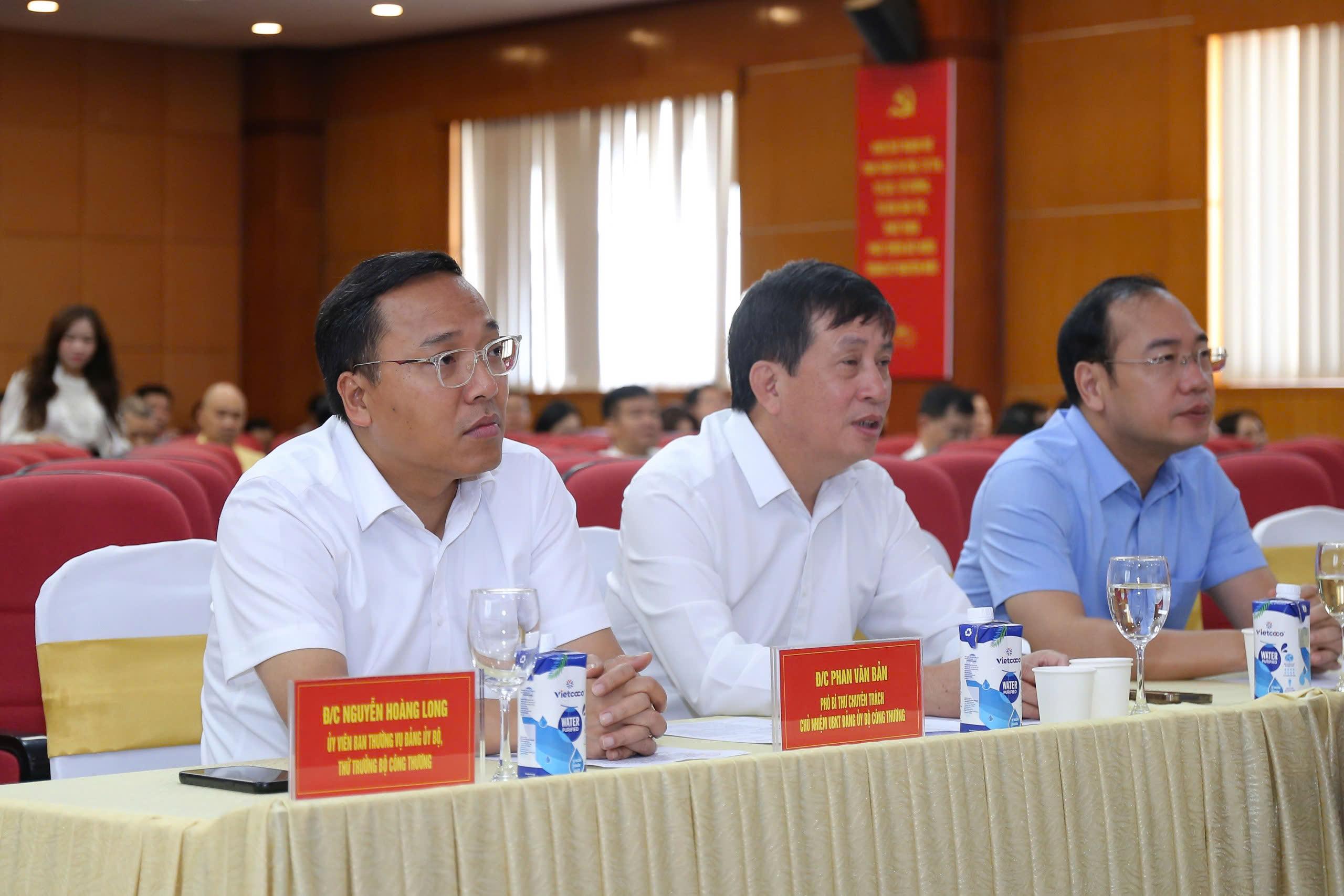 Đồng chí Nguyễn Hoàng Long, Uỷ viên Ban Thường vụ Đảng uỷ Bộ Công Thương, Thứ trưởng Bộ Công Thương dự Hội nghị tại điểm cầu Bộ Công Thương. Ảnh: HM