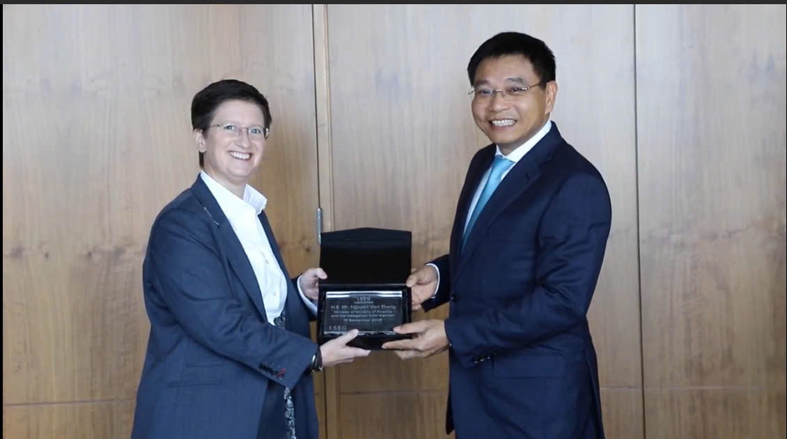 trao qua BT va ba Julia