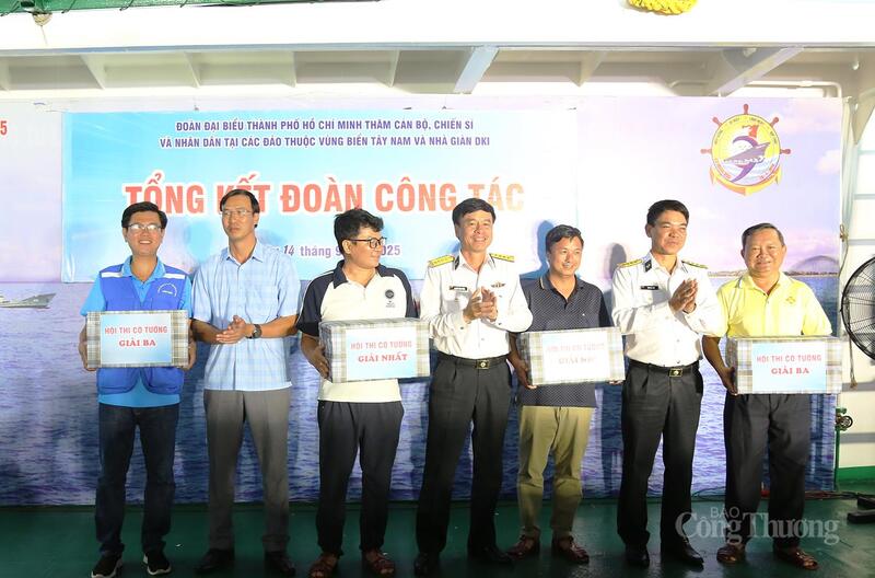 Đại tá Nguyễn Công Thắng - Phó Chủ nhiệm Chính trị, Quân chủng Hải quân trao phần thưởng cho các tập thể, cá nhân đoạt giải trong các hạng mục của phong trào thi đua.