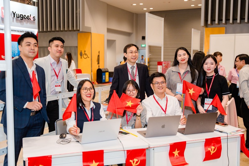 Ông Trương Xuân Trung (hàng đứng, thứ 3 từ phải sang) dẫn đoàn doanh nghiệp UAE về Việt Nam tham dự Vietnam International Sourcing 2025.