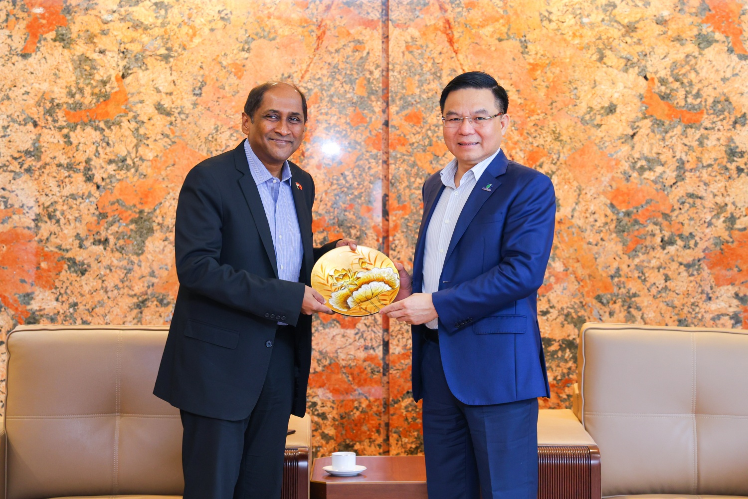 Lãnh đạo Tập đoàn tặng quà lưu niệm cho Ngài Đại sứ Lãnh đạo Tập đoàn tặng quà lưu niệm cho Ngài Đại sứ