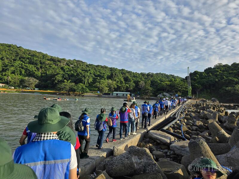 Đoàn công tác đến với Hòn Khoai.