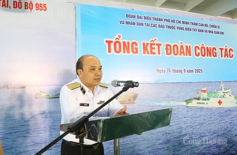 Chuẩn đô đốc Đỗ Văn Yên phát biểu tại lễ tổng kết chuyến đi.