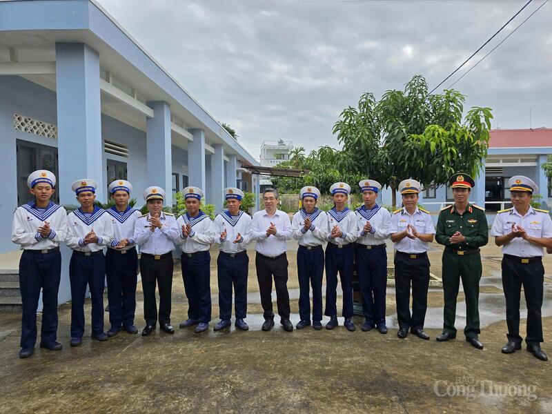 Đoàn công tác thăm, động viên các chiến sĩ trẻ tại Tiểu đoàn 553, Vùng 5 Hải quân.