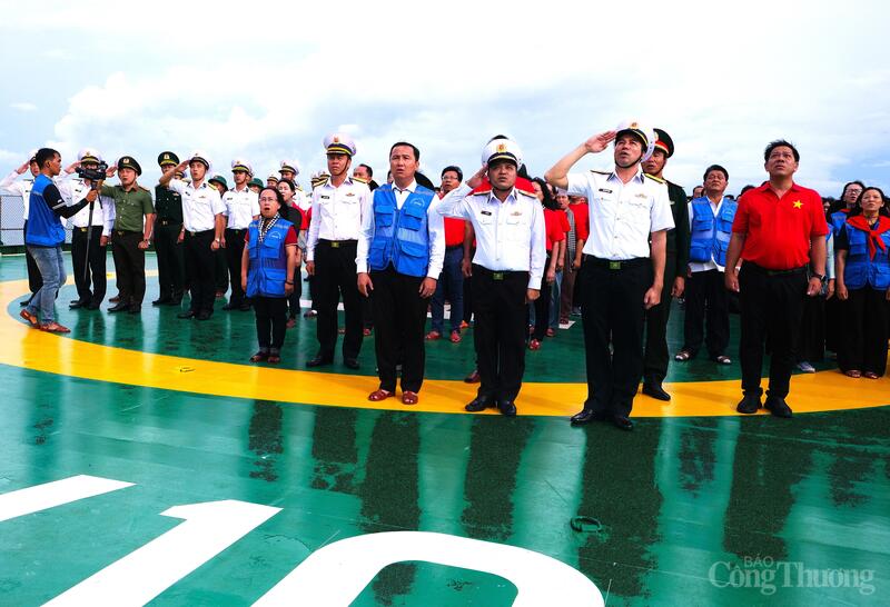 Đoàn công tác làm lễ chào cờ tại nhà giàn DK1/10.