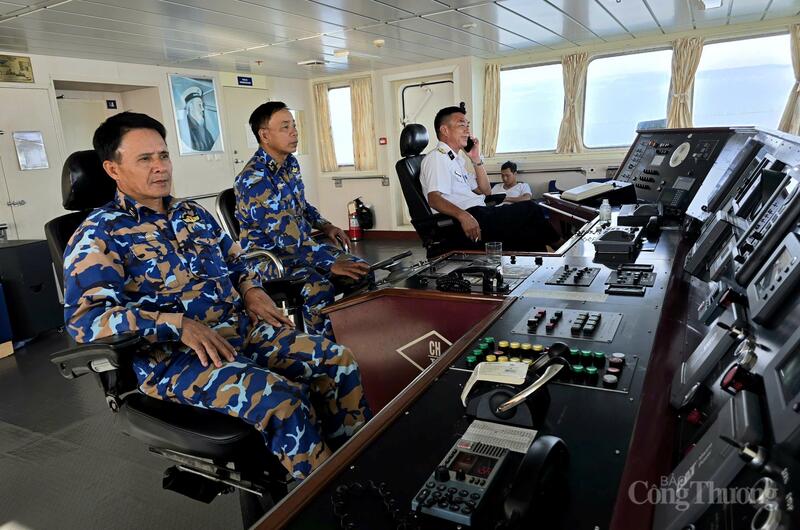 Thượng tá Mai Trọng Thiêm, Phó lữ đoàn trưởng Lữ đoàn 955, Chỉ huy trưởng hành quân cùng kíp tàu.