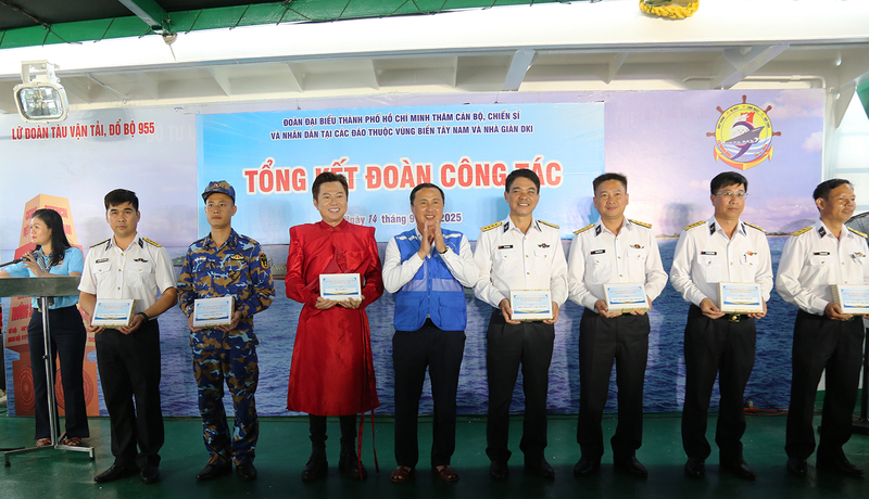 Đoàn đại biểu TP. Hồ Chí Minh trao quà cho các cán bộ, chiến sĩ có nhiều đóng góp trong quá trình tổ chức chuyến đi. Ảnh: Xuân Hương