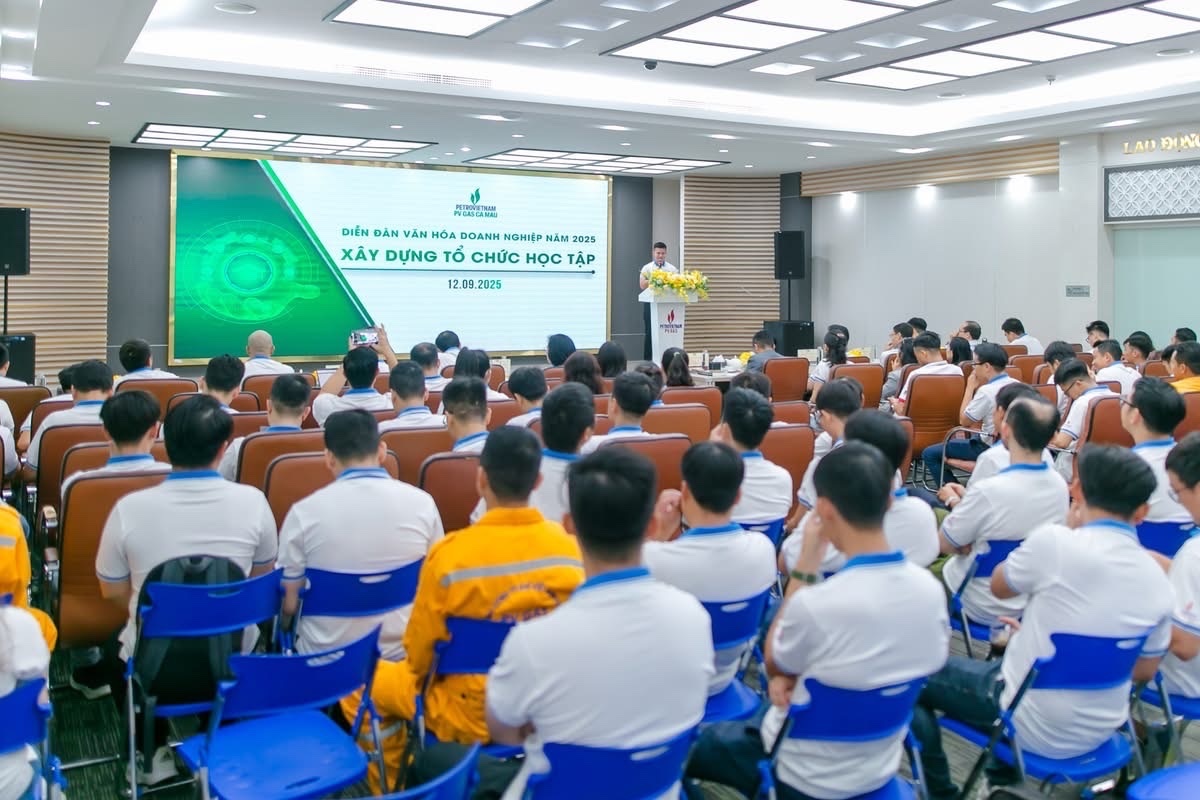 Toàn cảnh diễn đàn Toàn cảnh diễn đàn