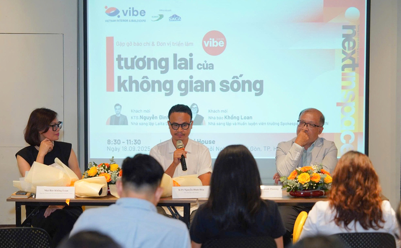 Ban tổ chức giải đáp các câu hỏi của các cơ quan báo chí về Triển lãm VIBE 2025 tại sự kiện. Ảnh: Minh Khuê.