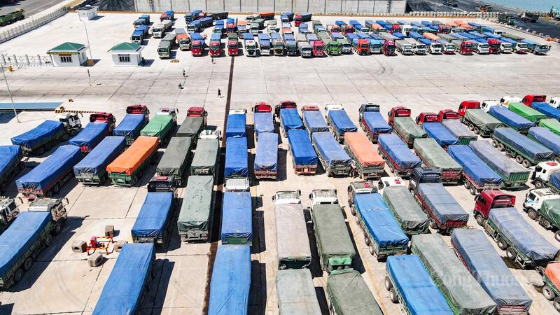 Hàng hóa nhộn nhịp tại cảng biển sau khi tuyến cao tốc Bắc- Nam qua Hà Tĩnh thông suốt. Ảnh: Trọng Tùng.