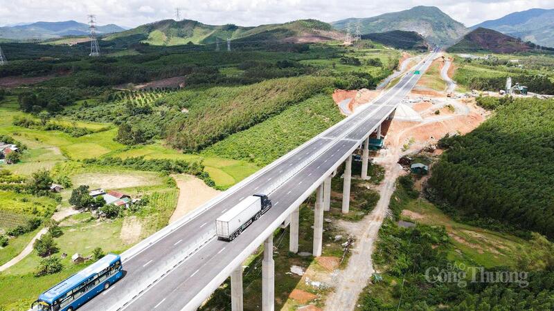 Cao tốc Vũng Áng - Bùng là đoạn cao tốc cuối cùng đi qua địa bàn tỉnh Hà Tĩnh vừa khánh thành cuối tháng 8/2025. Ảnh: Trọng Tùng.