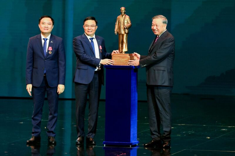 Tổng Bí thư Tô Lâm trao tặng Petrovietnam tượng chân dung Chủ tịch Hồ Chí Minh.