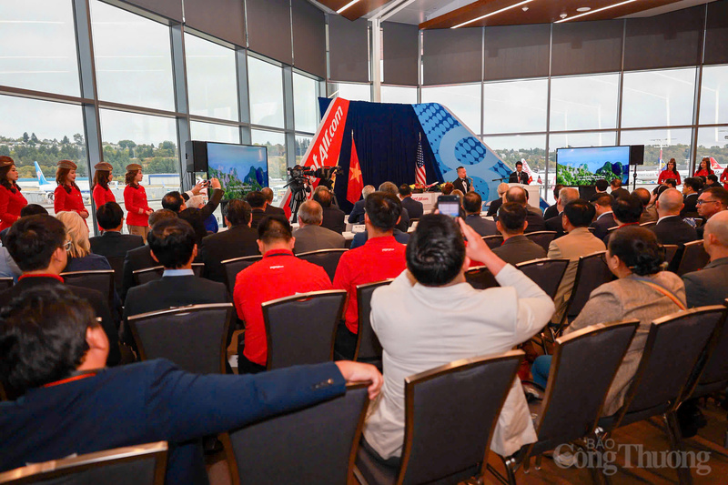 Lễ bàn giao diễn ra trang trọng tại trung tâm giao nhận tàu bay Boeing, Seattle, bang Washington, Hoa Kỳ.