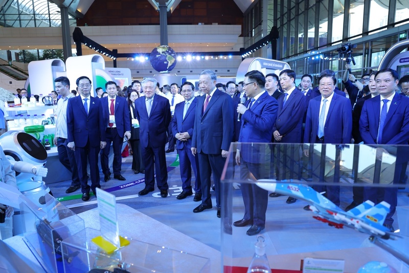 Chủ tịch Petrovietnam Lê Mạnh Hùng giới thiệu với Tổng Bí thư Tô Lâm và các đồng chí lãnh đạo Đảng, Nhà nước những thành tựu khoa học, công nghệ của Petrovietnam.