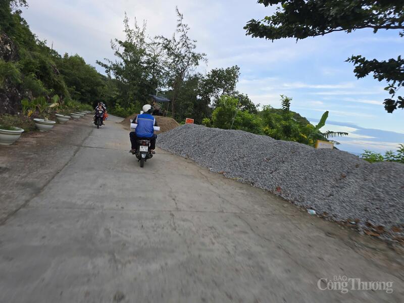 Giờ đây đường bến tàu Nam Du lên ngọn Hải Đăng đang được đầu tư mở rộng