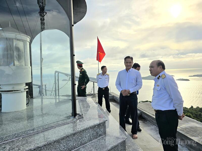 Anh Đỗ Năng Huân (thứ 2 từ phải sang) đang báo cáo với Chuẩn đô đốc Đỗ Văn Yên, Phó Chính ủy Quân chủng Hải quân về điều kiện làm việc và đời sống của cán bộ Trạm hải đăng Nam Du