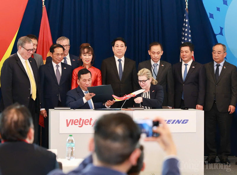 Chủ tịch nước Việt Nam Lương Cường, cùng lãnh đạo cấp cao hai nước và các đối tác doanh nghiệp chứng kiến lễ bàn giao.