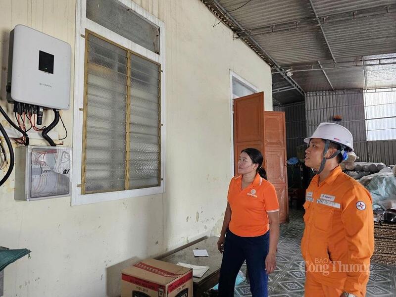 Lắp đặt điện mặt trời mái nhà tự dùng giúp người dân giảm chi phí hóa đơn điện mỗi tháng. Ảnh: Trọng Tùng