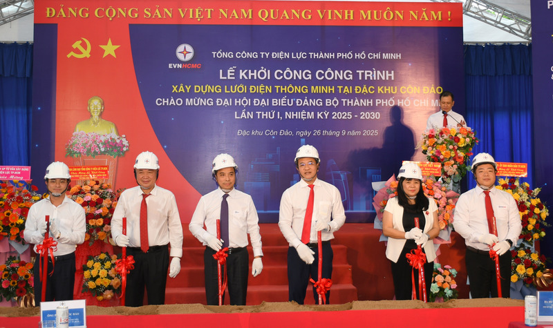 Đại biểu thực hiện nghi thức khởi công công trình lưới điện thông minh tại đặc khu Côn Đảo. Ảnh: Thanh Minh.