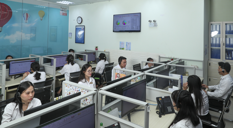 Tổng đài của Trung tâm CSKH hoạt động 24/7, luôn sẵn sàng giải đáp mọi thắc mắc của khách hàng sử dụng điện trên địa bàn quản lý. Ảnh: EVNSPC.