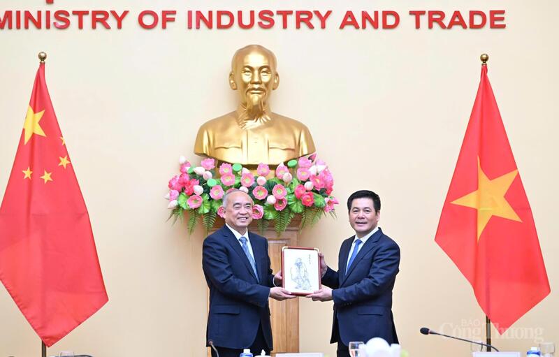 Bộ trưởng Nguyễn Hồng Diên và Bí thư Tỉnh ủy Sơn Đông Lâm Vũ.