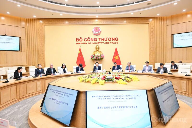 Bộ trưởng Nguyễn Hồng Diên cùng lãnh đạo các Cục, Vụ thuộc Bộ Công Thương trong buổi tiếp và làm việc với đồng chí Lâm Vũ, Bí thư Tỉnh ủy Sơn Đông (Trung Quốc).