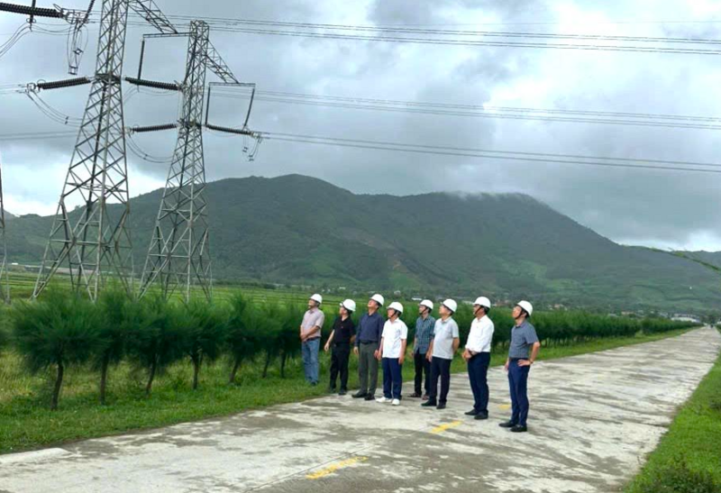 Phó Tổng giám đốc EVNNPT Lưu Việt Tiến kiểm tra công tác ứng phó bão số 10 tại Hà Tĩnh