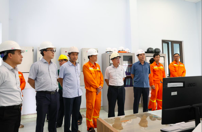 Tổng giám đốc EVNNPT Phạm Lê Phú kiểm tra công tác ứng phó bão số 10 tại Quảng Trị