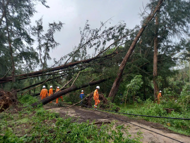 Ngành điện đang nỗ lực khắc phục sự cố lưới điện sau bão. Ảnh: EVN.