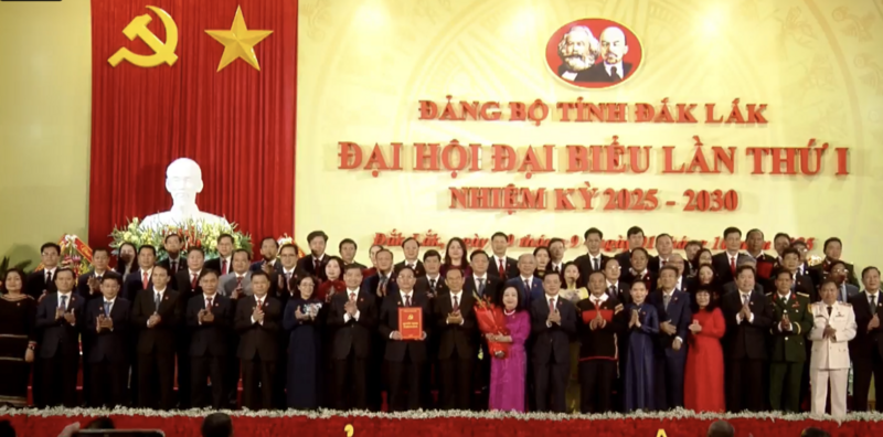 Ra mắt Ban Chấp hành Đảng bộ tỉnh Đắk Lắk nhiệm kỳ 2025 - 2030. Ảnh: TH