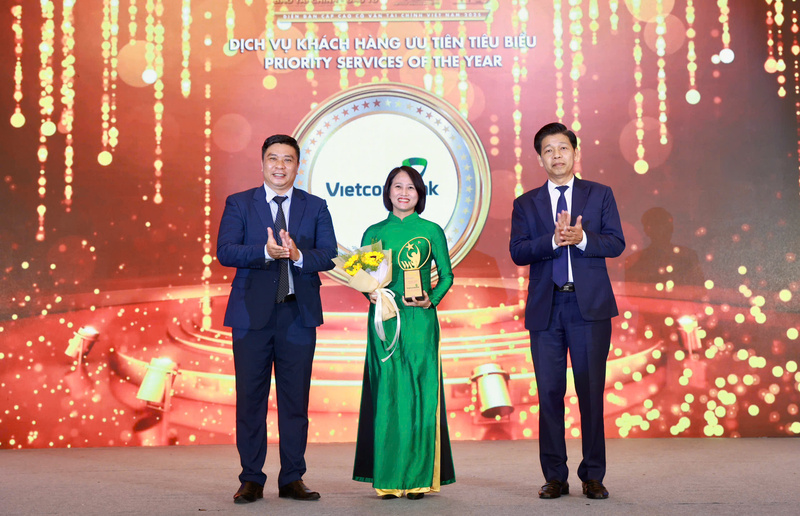 Bà Lê Thị Thúy Nga, Trưởng phòng Chính sách khách hàng bán lẻ, đại diện Vietcombank nhận giải “Dịch vụ khách hàng ưu tiên tiêu biểu”