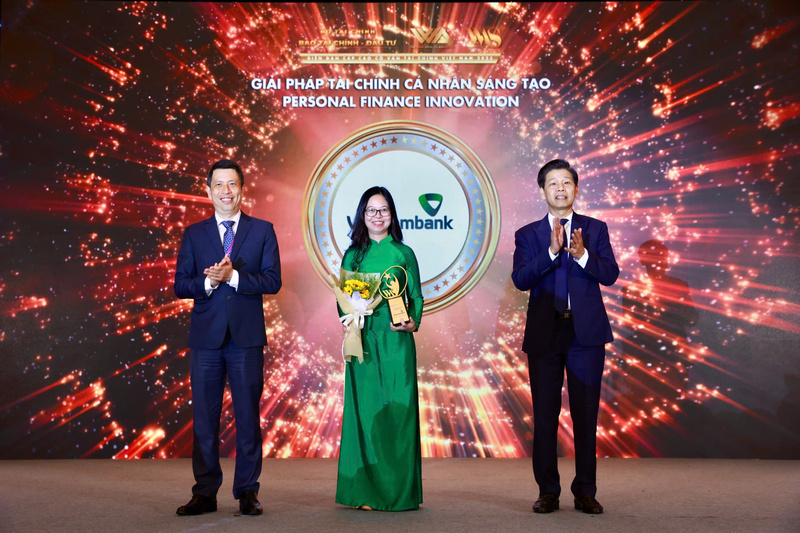 Bà Phạm Châu Loan, Phó Trưởng phòng Phát triển kênh số và đối tác, đại diện Vietcombank nhận giải “Giải pháp tài chính cá nhân sáng tạo”