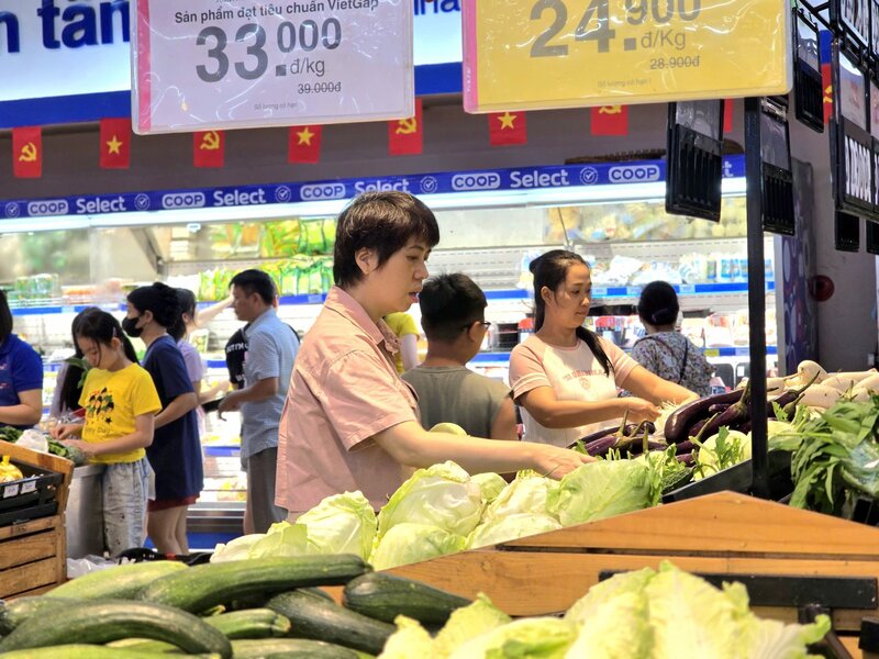 Quầy rau xanh tại hệ thống siêu thị Co.opmart luôn dồi dào, giá cả bình ổn trong cao điểm bão Bualoi, giúp người dân yên tâm dự trữ thực phẩm tươi sống