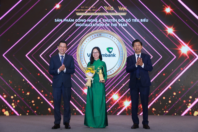 Bà Phạm Châu Loan, Phó Trưởng phòng Phát triển kênh số và đối tác, đại diện Vietcombank nhận giải “Sản phẩm công nghệ và chuyển đổi số tiêu biểu”
