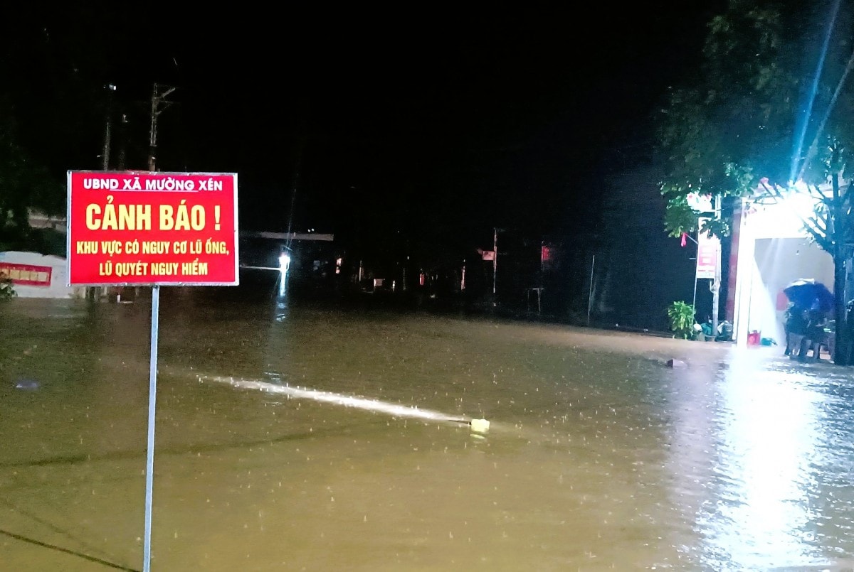 Chính quyền xã Mường Xén (Nghệ An) cắm biển cảnh báo khu vực có nguy cơ lũ ống, lũ quét (ảnh: NDCC).