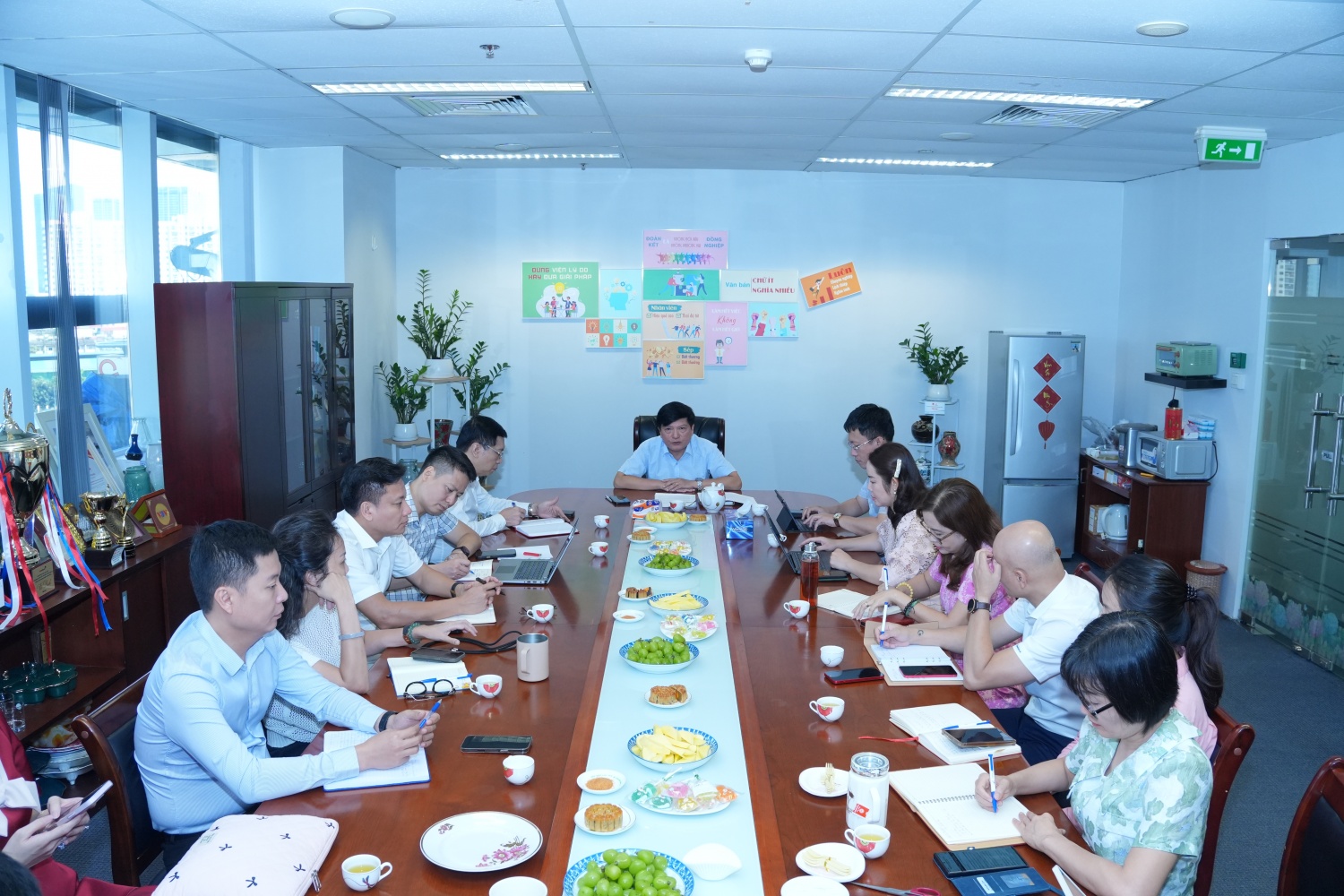 Đồng chí Trần Quang Dũng, Phó Bí thư thường trực Đảng ủy Tập đoàn sinh hoạt cùng Chi bộ Tuyên giáo - Truyền thông.