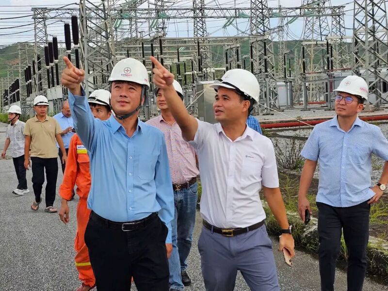 Phó Tổng giám đốc EVNNPT Lưu Việt Tiến và đoàn công tác kiểm tra công tác chuẩn bị ứng phó với bão số 11 tại Trạm biến áp 500kV Quảng Ninh