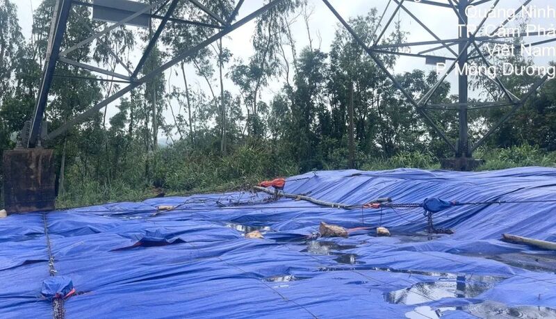 Đội Truyền tải điện Đông Bắc 1 căng phủ bạt để chống sạt trượt tại những vị trí cột có nguy cơ sạt trượt