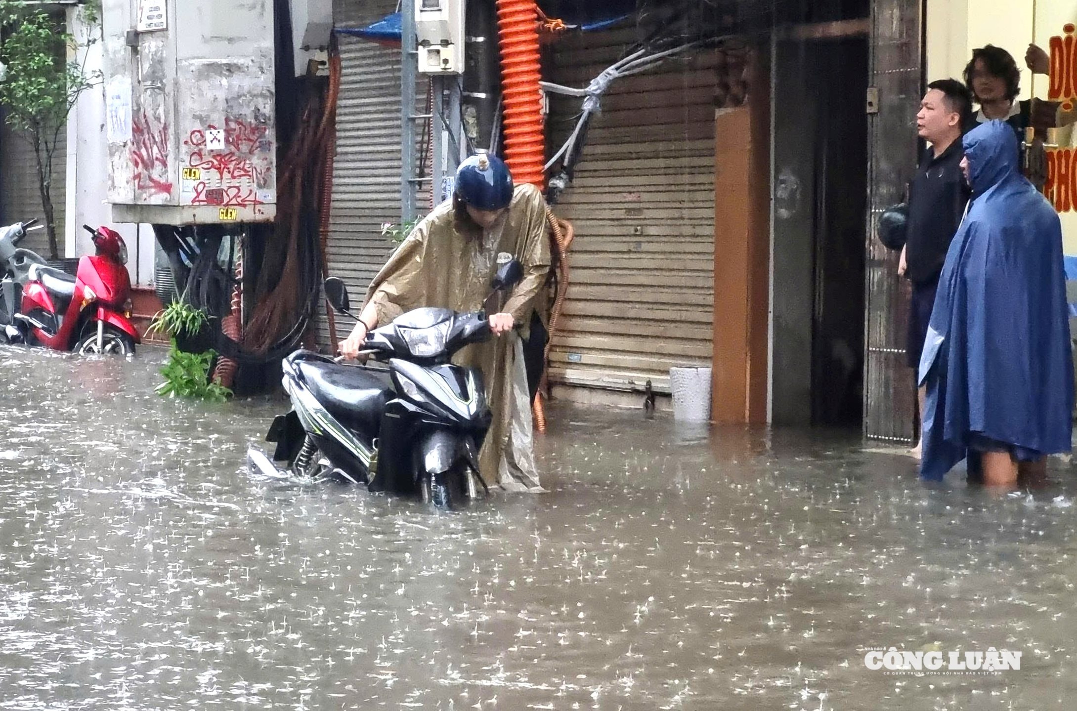 Tương tự, anh Trần Văn Dũng (chạy xe công nghệ tại phường Từ Liêm) chia sẻ: “Nhiều khách gọi nhưng tôi đành từ chối vì đường ngập sâu, xe máy không chạy nổi. Thu nhập cả ngày coi như mất trắng, lại thêm lo sửa xe vì nước ngấm vào động cơ.”