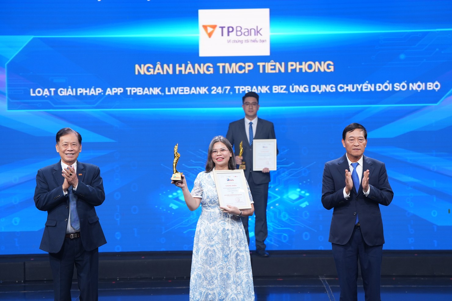 Tại Giải thưởng VDA 2025, TPBank được vinh danh chuyển đổi số xuất sắc với loạt giải ph&aacute;p c&ocirc;ng nghệ App TPBank, Livebank 24/7, TPBank Biz, Ứng dụng chuyển đổi số nội bộ.