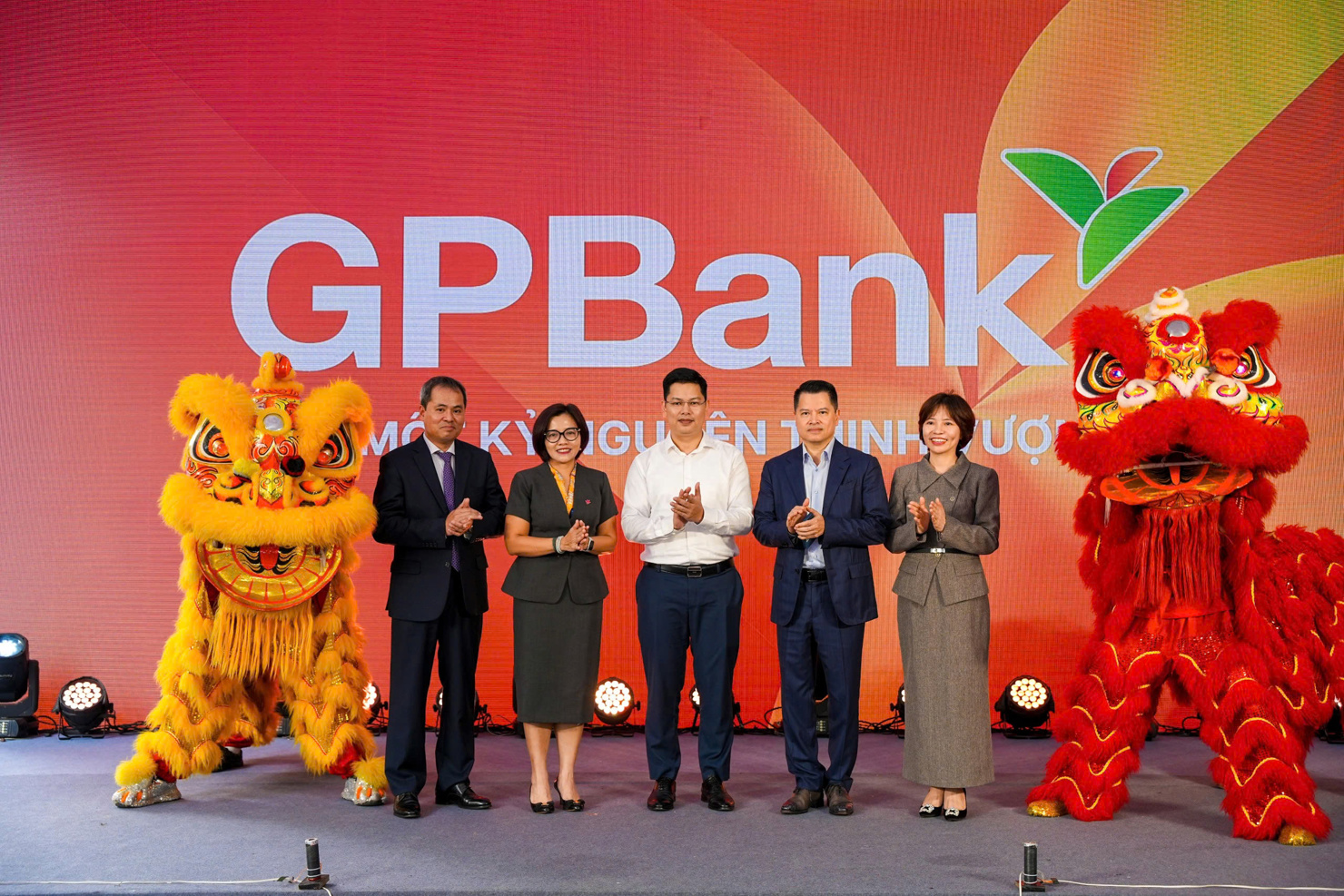 Đại diện l&atilde;nh đạo Cục Quản l&yacute; Gi&aacute;m s&aacute;t TCTD, l&atilde;nh đạo VPBank v&agrave; GPBank tại buổi lễ c&ocirc;ng bố nhận diện thương hiệu mới của GPBank.