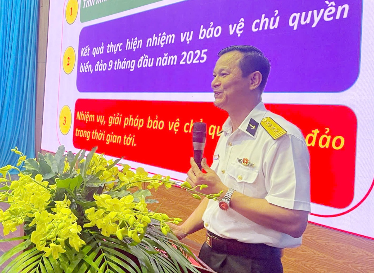 Đại tá Lưu Thanh Chương, Phó Chủ nhiệm Chính trị Vùng 3 Hải quân trình bày Chuyên đề: Tình hình biển, đảo Việt Nam trong tình hình mới Đại tá Lưu Thanh Chương, Phó Chủ nhiệm Chính trị Vùng 3 Hải quân trình bày Chuyên đề: Tình hình biển, đảo Việt Nam trong tình hình mới