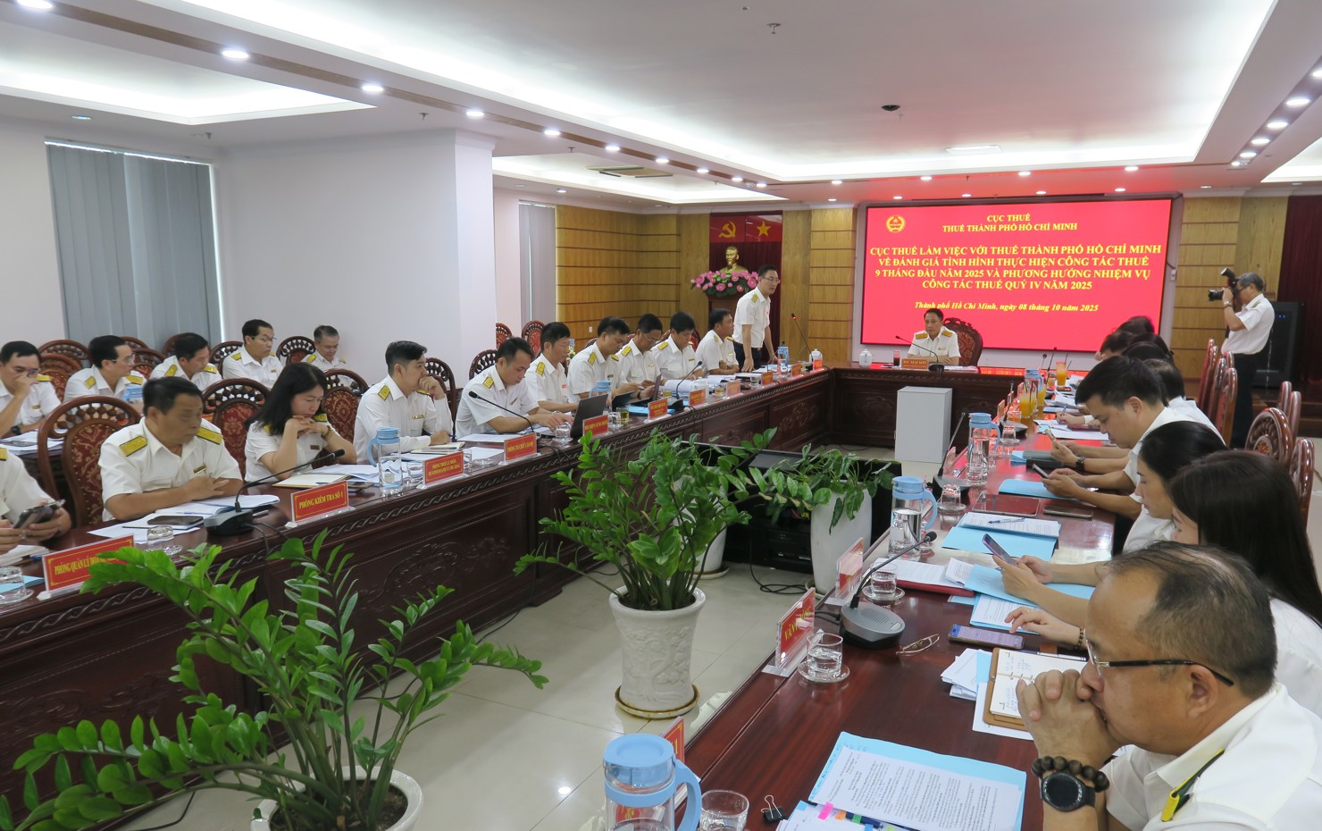 Trưởng thuế TP. Hồ Ch&iacute; Minh Đo&agrave;n Minh Dũng b&aacute;o c&aacute;o c&ocirc;ng t&aacute;c quản l&yacute; thuế v&agrave; đưa ra phướng hướng, nhiệm vụ trong 3 th&aacute;ng cuối năm. Ảnh: Đức Mỹ