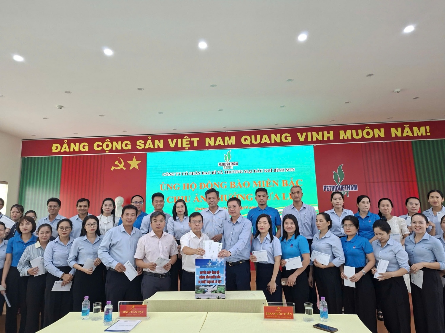 Tập thể CBCNV đóng góp,  chung tay cùng đồng bào các tỉnh phía Bắc khắc phục hậu quả do thiên tai.