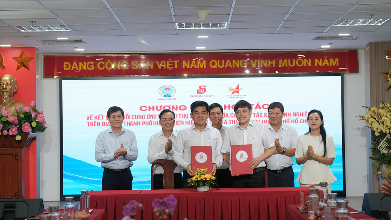 Ông Võ Trần Ngọc Giám đốc Phòng Kinh doanh Saigon Co.op và Ông Trần Đức Minh Giám đốc Công ty TNHH Nghiên cứu và Phát triển HueFarm đại diện hai bên ký kết