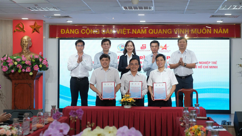 Đại diện Saigon Co.op, Liên minh HTX và Hội Doanh nhân trẻ TP. Huế ký kết biên bản ghi nhớ hợp tác.
