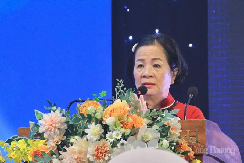Doanh nhân Nguyễn Thị Sen - Chủ tịch Hiệp hội Doanh nghiệp tỉnh Gia Lai phát biểu khai mạc. Ảnh: Hiền Mai.
