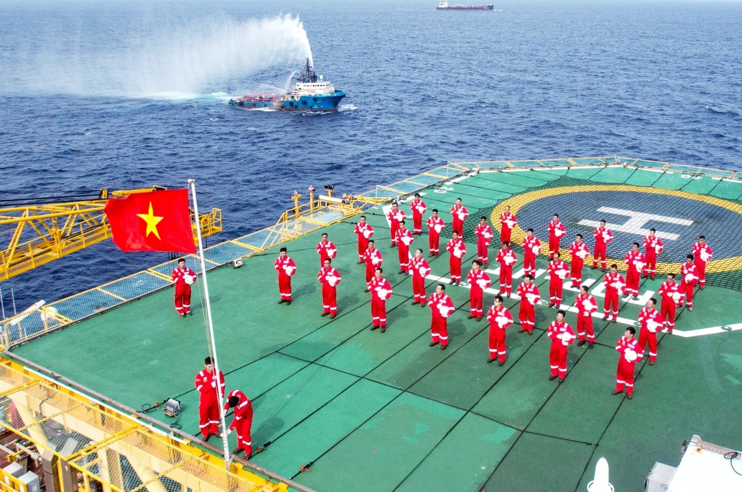 Tập thể cán bộ, đảng viên, người lao động Petrovietnam quyết tâm, nỗ lực cao nhất tăng tốc, bứt phá, khẳng định vai trò tập đoàn kinh tế hàng đầu đất nước, đóng góp vào sự nghiệp cách mạng vẻ vang của Đảng và dân tộc. Tập thể cán bộ, đảng viên, người lao động Petrovietnam quyết tâm, nỗ lực cao nhất tăng tốc, bứt phá, khẳng định vai trò tập đoàn kinh tế hàng đầu đất nước, đóng góp vào sự nghiệp cách mạng vẻ vang của Đảng và dân tộc.