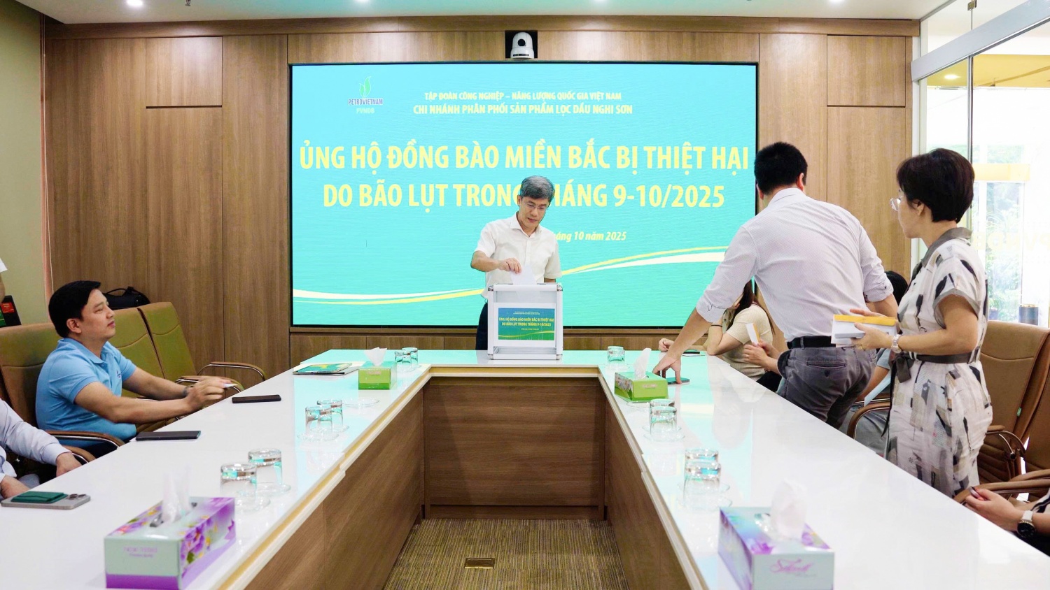 Cán bộ nhân viên, người lao động PVNDB tham gia quyên góp ủng hộ đồng bào chịu ảnh hưởng do bão lũ